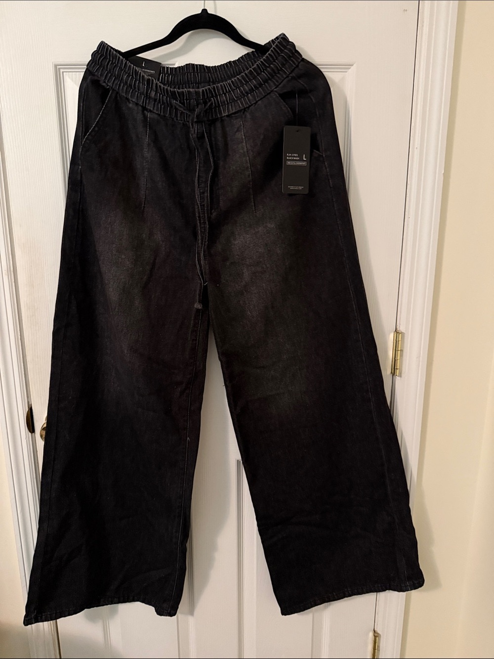 Black Wide-Leg Women’s Jeans with Elastic Waist. NWT